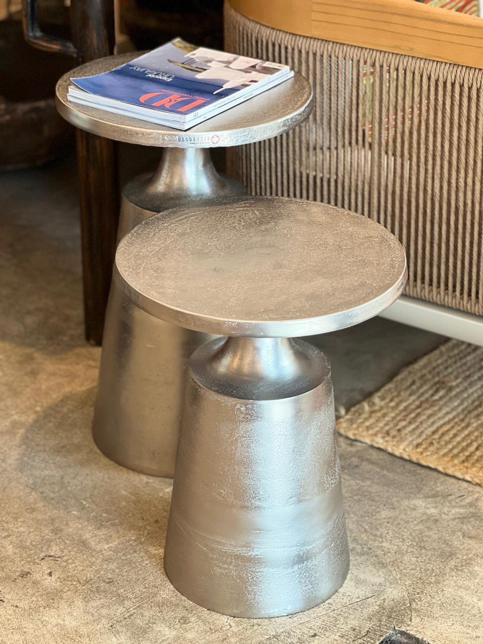 Mesas laterais metálicas redondas com base cônica em piso de concreto — projeto Nuevos ingresos, por DESDE ASIA, em Palermo Soho